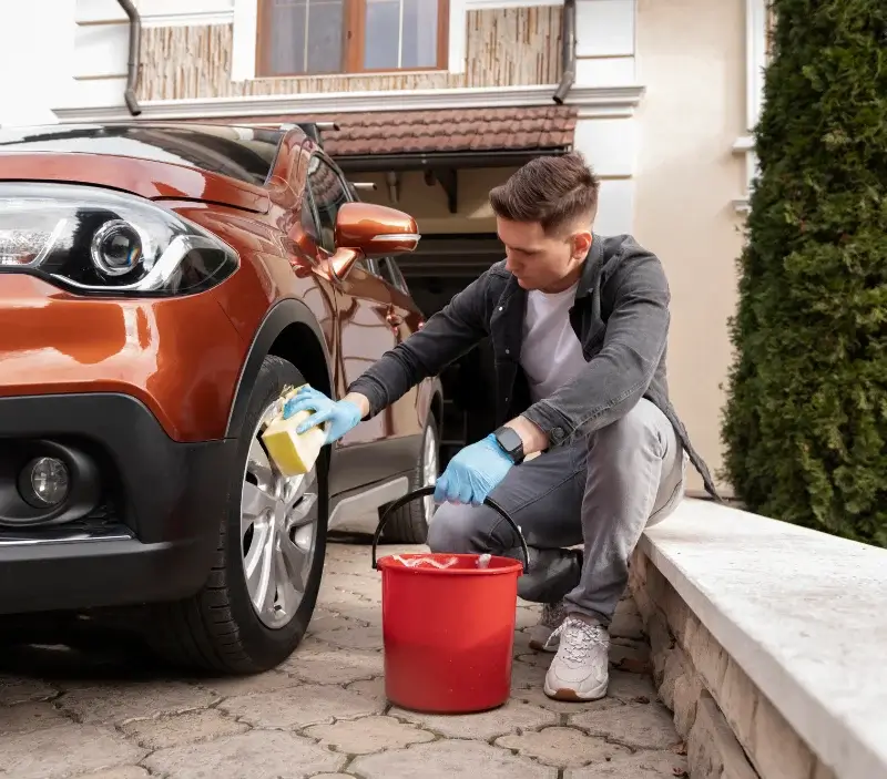 Lavage auto à domicile Gouesnach : professionnel intervenant sur un véhicule